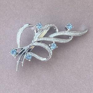 🕸Vintage Elegant Silver and Blue Topez Crystal Brooch